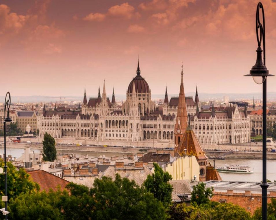 Im Dämmerlicht ist die Kathedrale von Budapest zu sehen. 