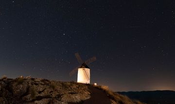 Windmühle bei nächtlichem Sternenhimmel