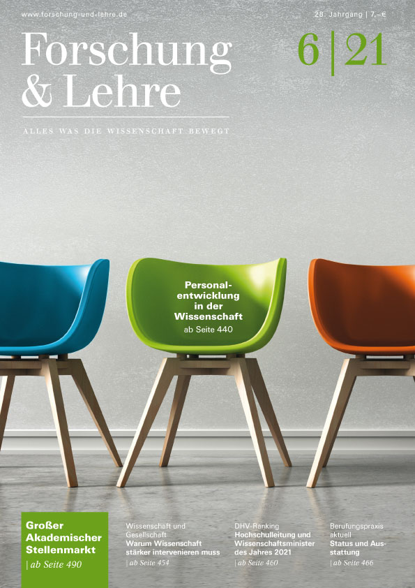 Titelbild der Juni-Ausgabe von Forschung & Lehre, drei verschiedenfarbige Stühle in einem Warteraum