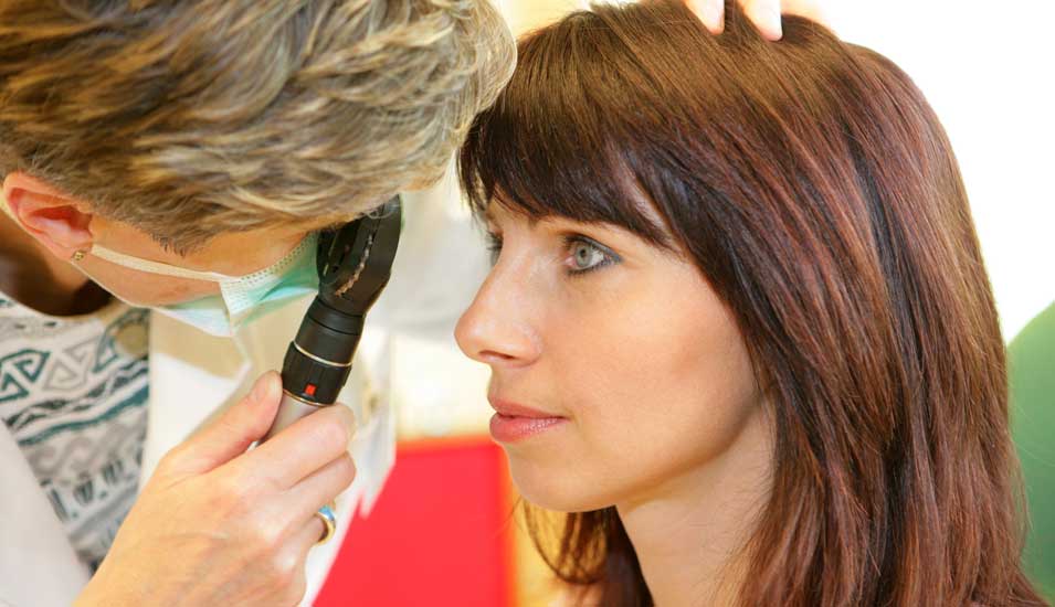 Frau bei einer Untersuchung durch Augenärztin