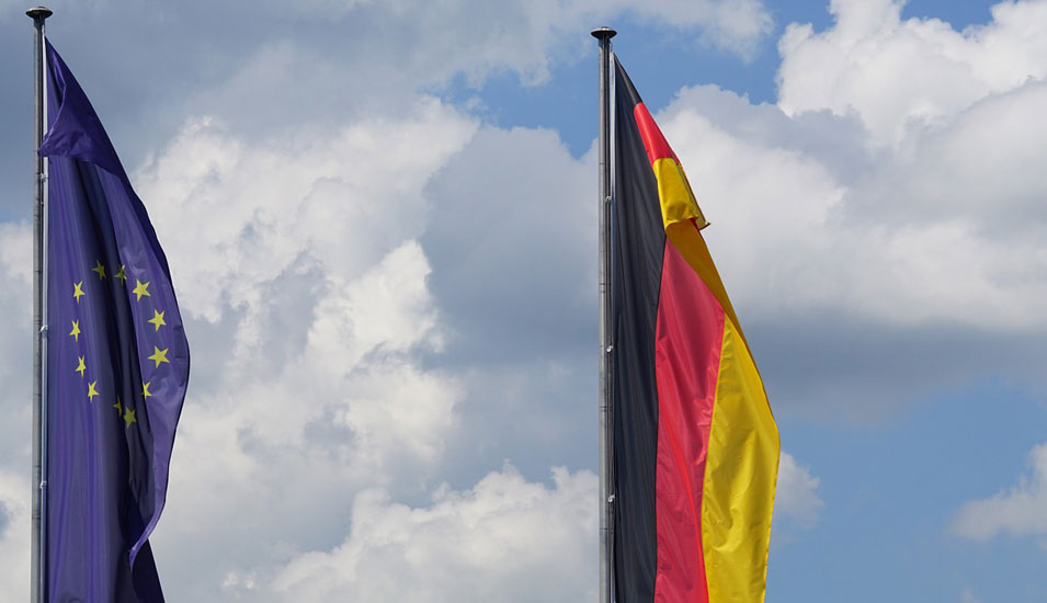 Europa- und Deutschland-Flagge ohne Wind.