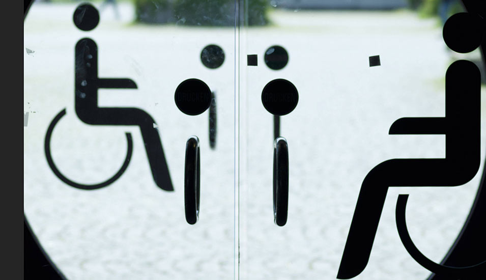 Eine barrierefreie Tür für Rollstuhlfahrer an einer Hochschule