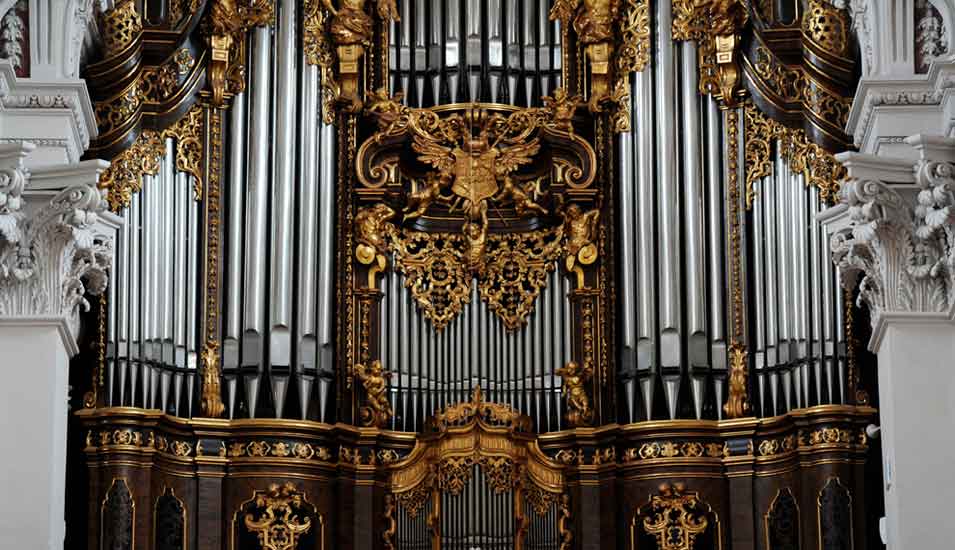 Das Bild zeigt ein alte große Orgel