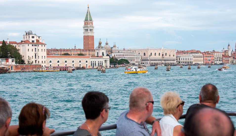 Touristen vor der Lagune von Venedig