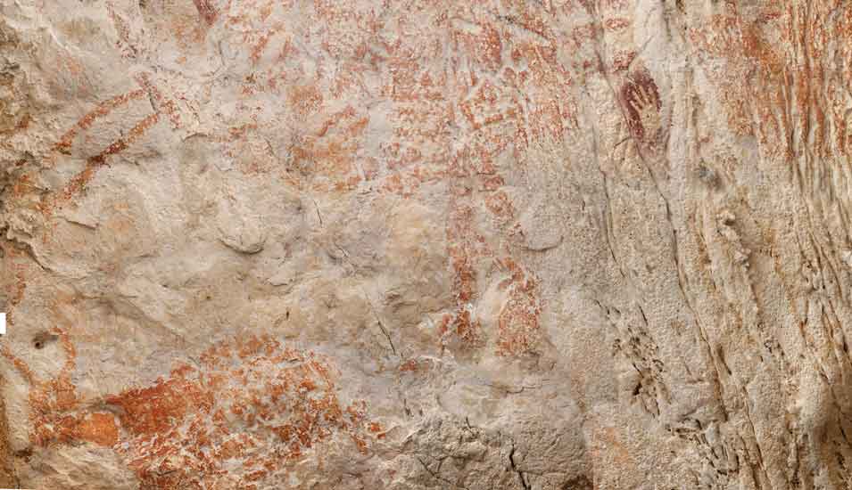 Das Foto zeigt das wohl älteste Bild der Welt auf rotem Stein in einer Höhle in Borneo.