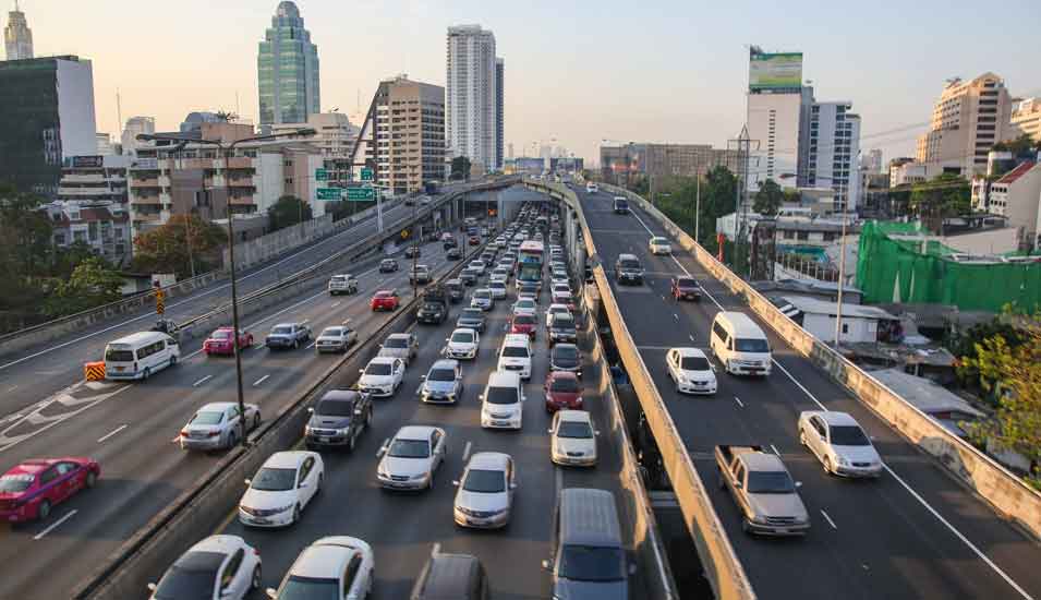 Das Foto zeigt Hauptverkehrsstrassen in Bangkok.