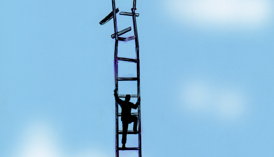 Person klettert kaputte Leiter hoch