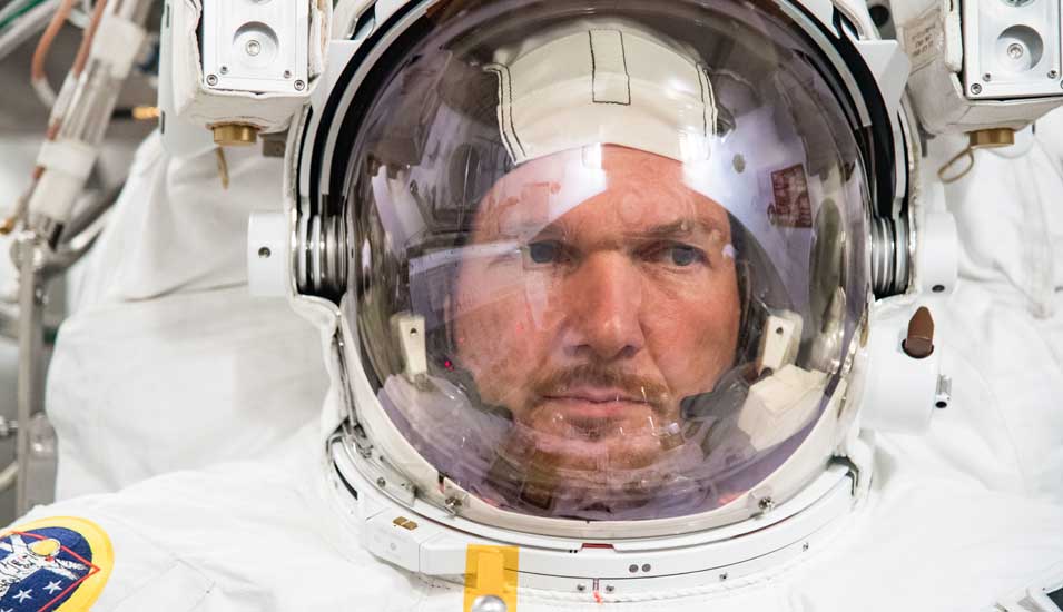 Das Foto zeigt den Astronauten Alexander Gerst in einem Raumanzug.