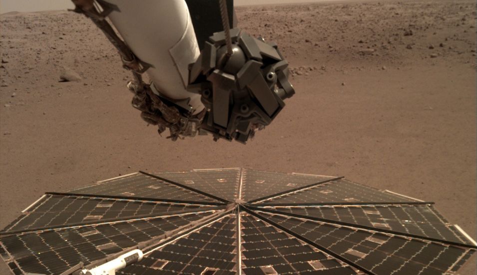 Das Foto zeigt die Marsoberfläche mit der Kamera des Mars-Landegerätes.