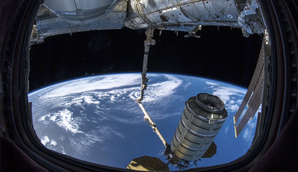 Das Foto zeigt einen Blick aus der Raumstation ISS über den Horizont der Erde.