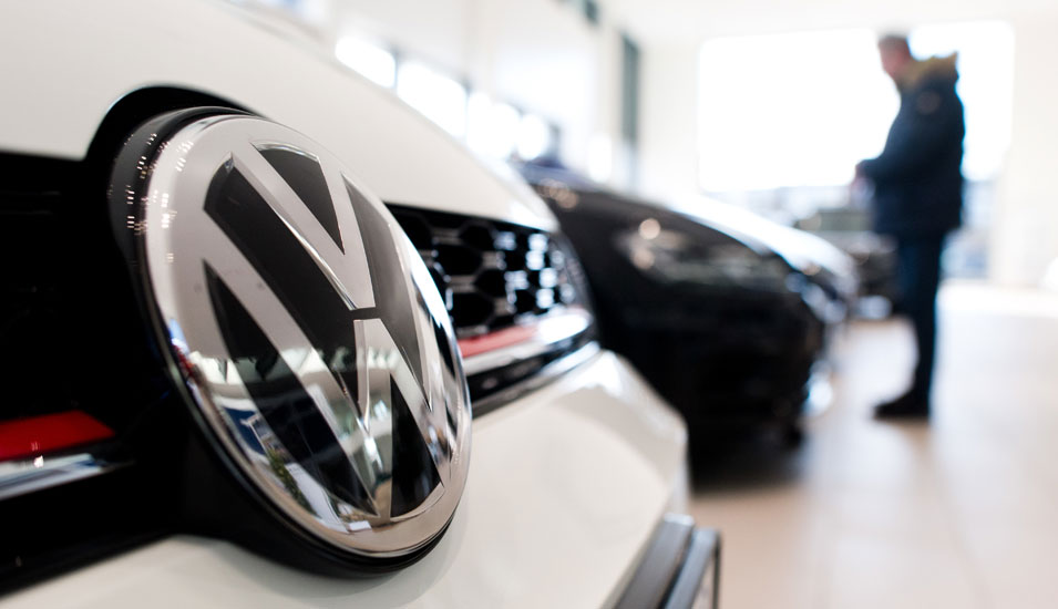 Das Foto zeigt den Kühler eines Volkswagens mit VW-Symbol