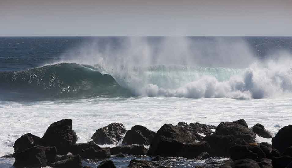 Das Bild zeigt Meereswellen vor den Galapagosinseln