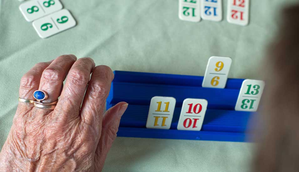 Das Foto zeigt die Hand einer alten Dame, die ein Spiel spielt
