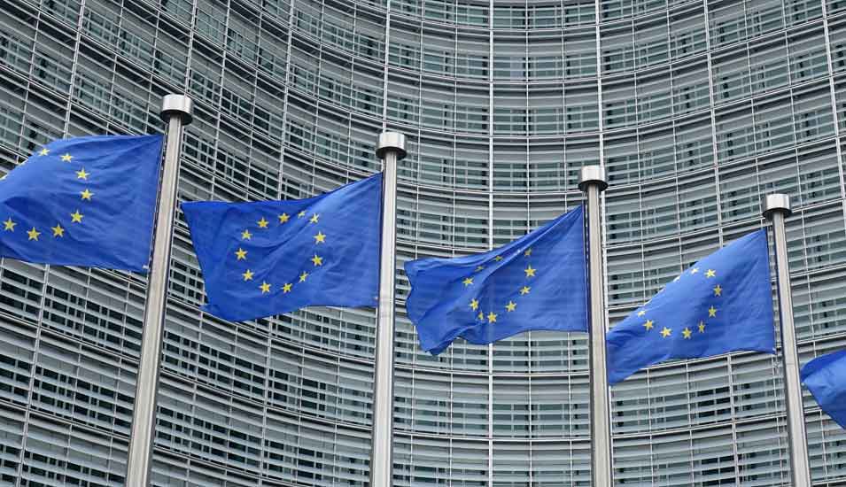 Flaggen vor der europäischen Kommission