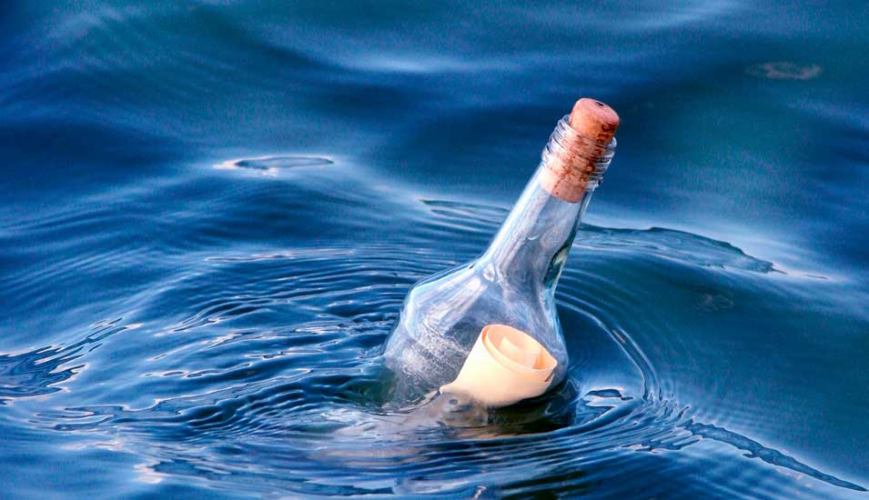 Eine Flaschenpost im Wasser