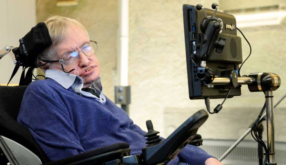 Das Foto zeigt den Astrophysiker Stephen Hawking in einem Rollstuhl