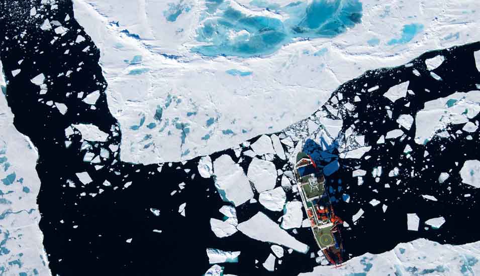 Das Foto zeigt eine Luftaufnahme des Forschungsschiffes Polarstern in der Arktis.