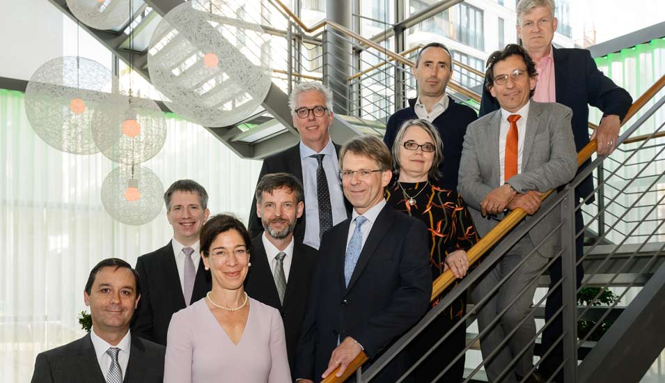 Neun der Preisträgerinnen und Preisträger der Humboldt-Professur 2018 mit Stiftungspräsident Hans-Christian Pape (mittig, vorne).