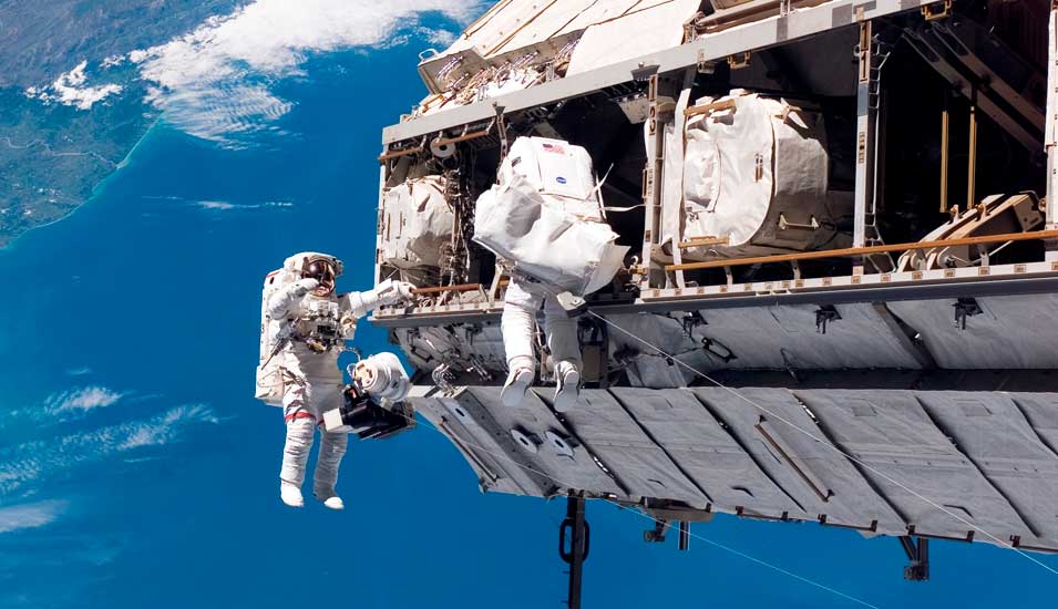 Astronauten der NASA bei einem Weltraumspaziergang 2016.