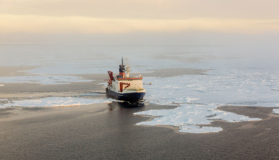 Das Foto zeigt das Forschungsschiff Polarstern in der Arktis