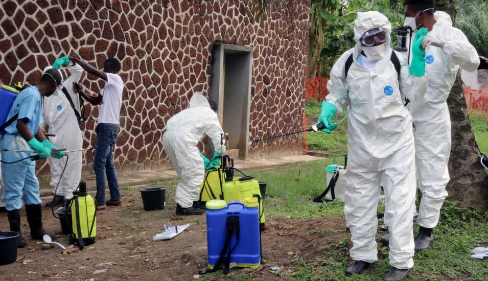 Gesundheitsbeamte desinfizieren im Kongo ein mit Ebola verseuchtes Gebiet
