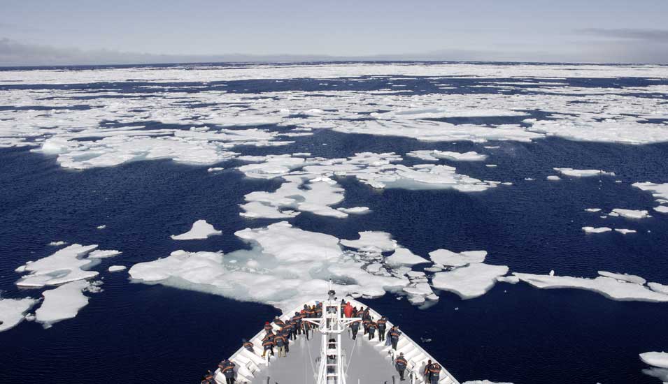 Das Foto zeigt das Kreuzfahrt-Expeditionsschiff MS HANSEATIC bei der Durchquerung der legendären Nordwestpassage.