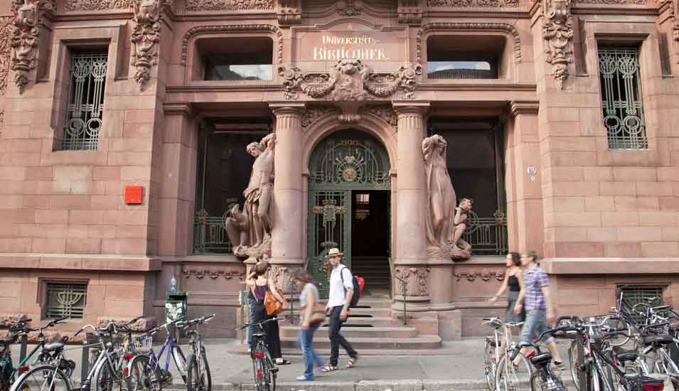 Das Foto zeigt den Eingang zur Bibliothek der Universität Heidelberg.