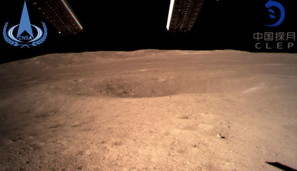 Das Bild zeigt ein Foto der Rückseite des Mondes, aufgenommen von der chinesischen Sonde Chang'e 4.