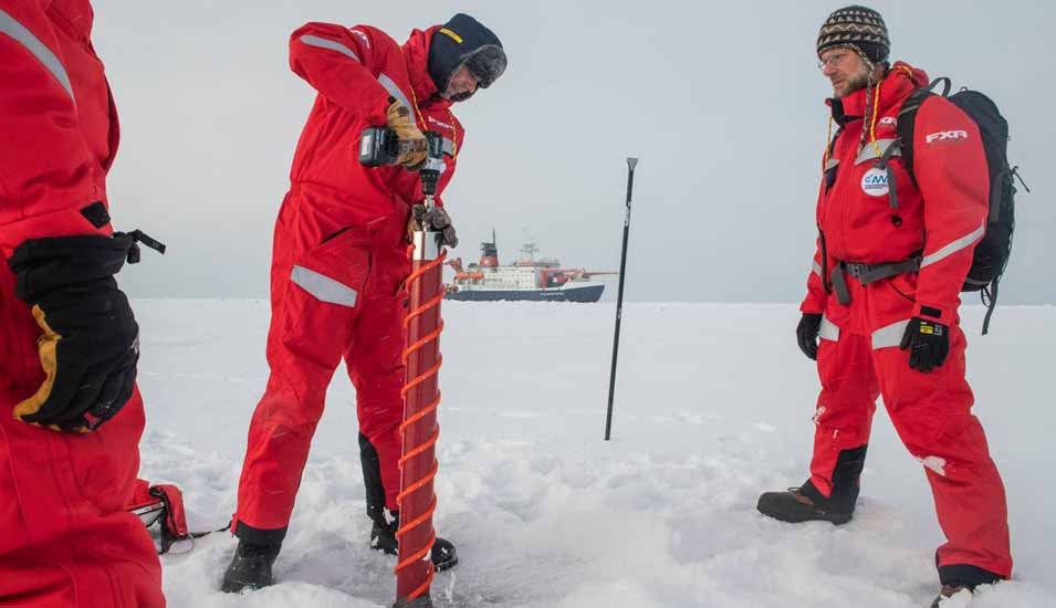 Die erste Forschergruppe auf der Scholle: Gunnar Spreen und Matthew Shupe untersuchen eine potentielle Eisscholle für die "Mosaic"-Expedition.