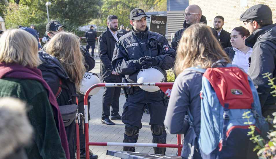 Polizisten kontrollieren vor der Vorlesung von AfD-Mitgründer Lucke Studenten vor dem Hörsaal der Uni Hamburg.