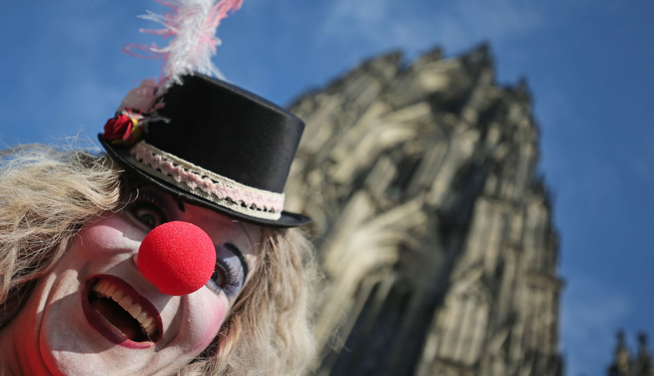 Als Clown verkleidete Frau beim Kölner Karneval