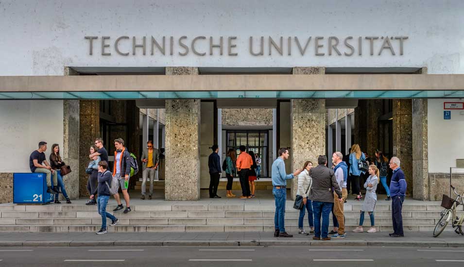 Personen vor einem Eingang der TU München