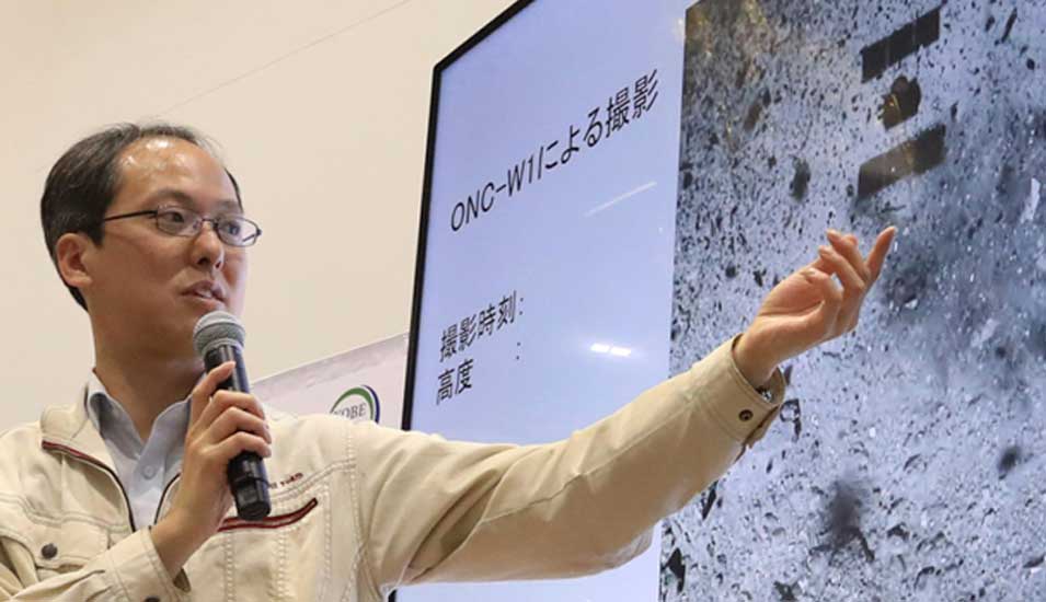 Das Foto zeigt den Projektmanager der Asteroiden-Mission, der die Landung der Raumsonde erläutert.