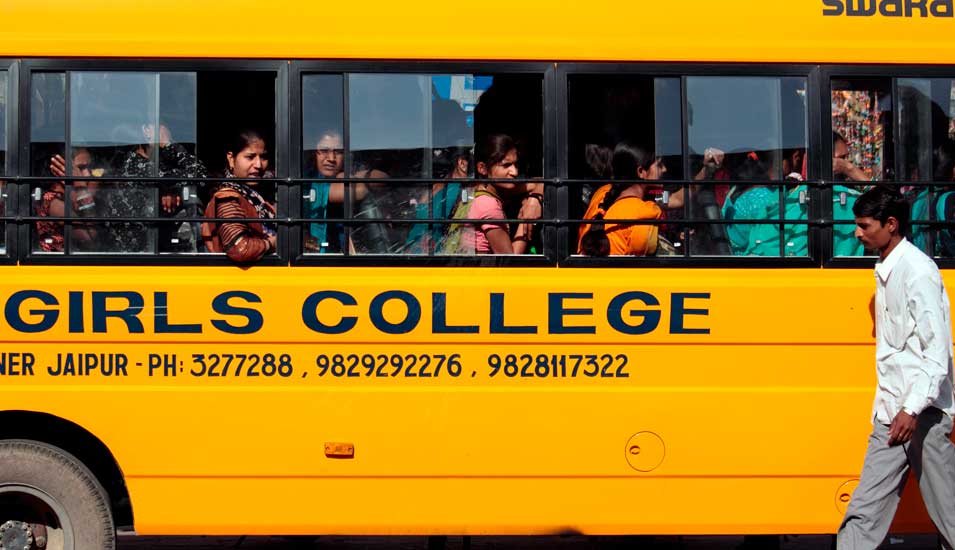 Bus mit Studierenden in Indien