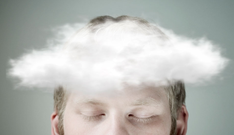 Gesicht eines Mannes mit Kopf in einer Gedankenwolke