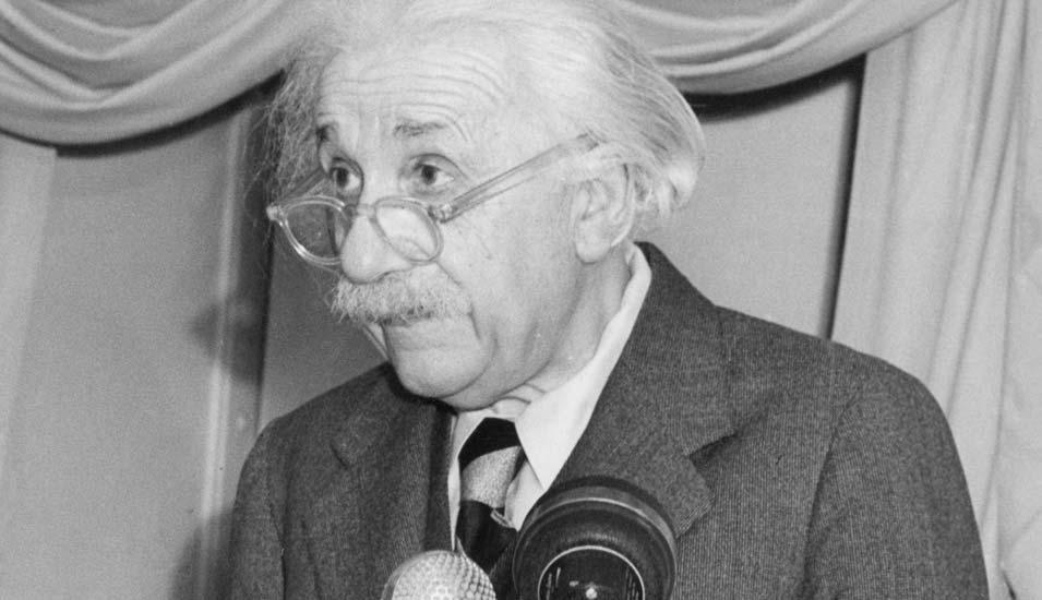 Dr. Albert Einstein als 71-Jähriger bei einem öffentlichen Auftritt.