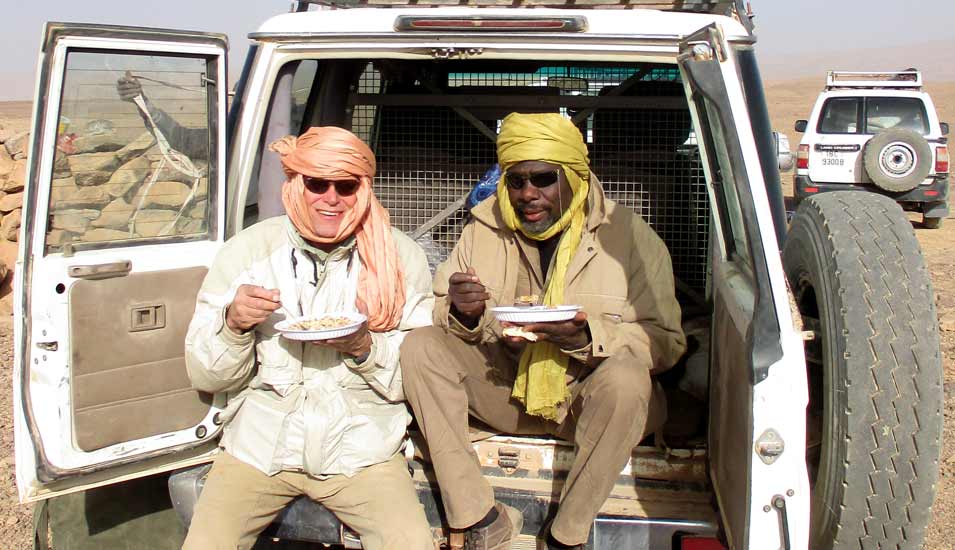 Dr. Stefan Kröpelin und Dr. Baba Mallaye beim Mittagessen in der Sahara