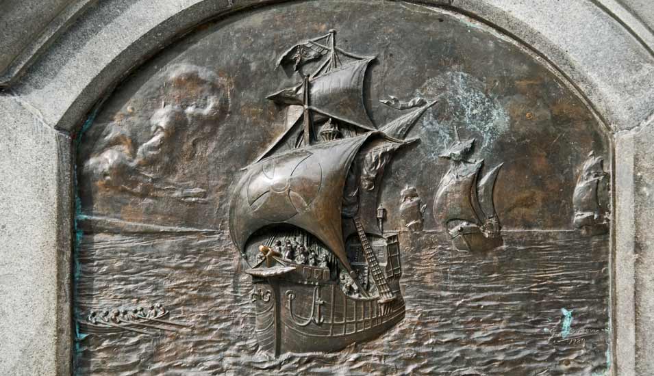 Gedenktafel an Ferdinand Magellan zeigt mehrere historische Segelboote
