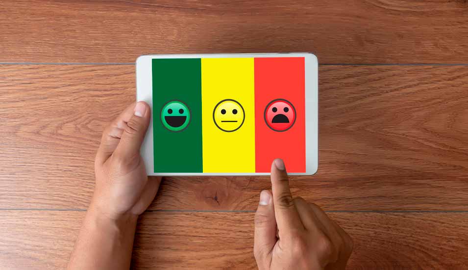 Tablet mit Evalutionsmöglichkeiten in einem Abstimmungsverfahren: lachender, neutraler und negativer Smiley