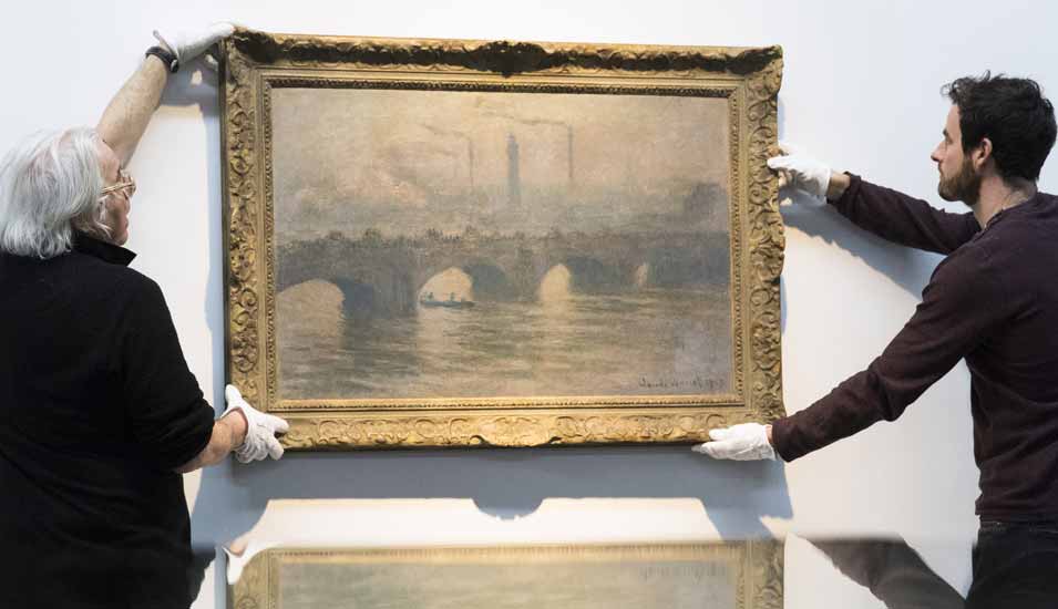 Museumsmitarbeiter hängen das Gemälde "Waterloo Bridge" von Claude Monet auf