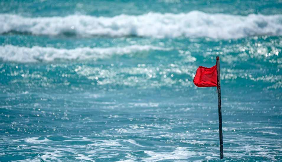 Rote Warnflagge am Meeresufer