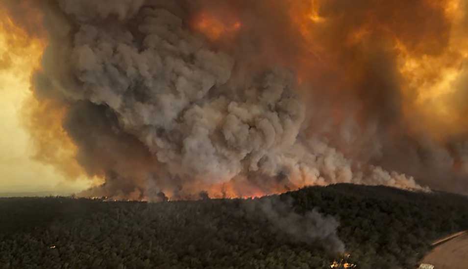 Das Foto zeigt dichte Rauchwolken über Wäldern bei Bairnsdale in Australien.