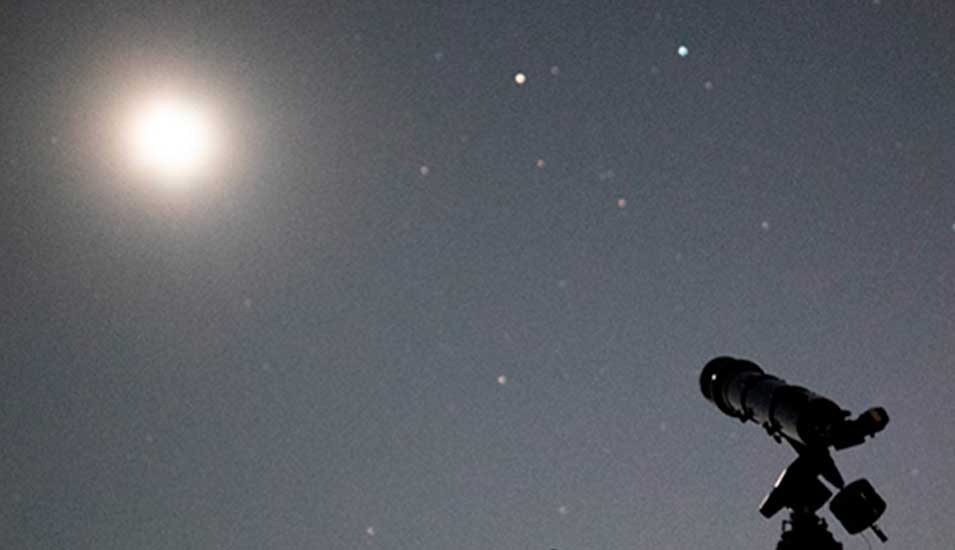Menschen beobachten die Mondfinsternis 2019