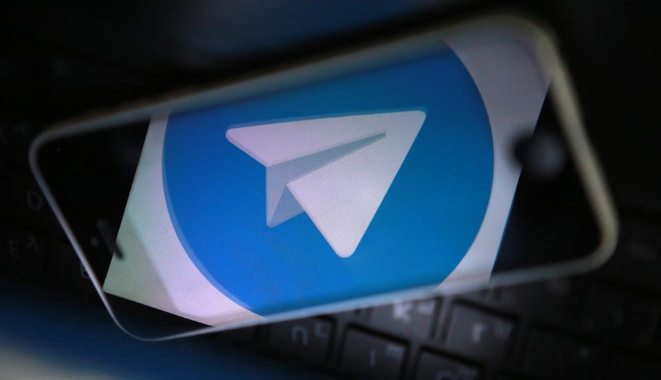 Logo des Messengerdienstes Telegram auf einem Smartphone