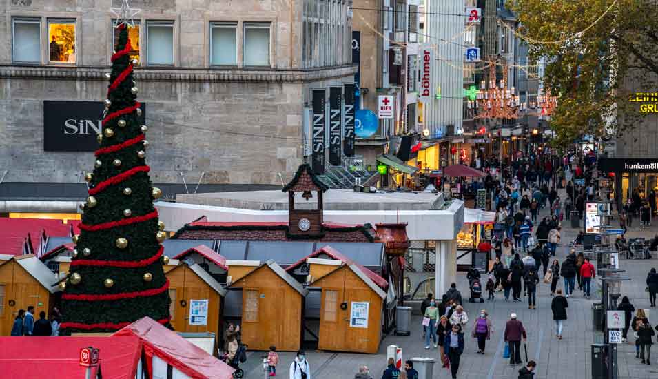 teilweise aufgebauter Weihnachtsmarkt in der Innenstadt von Essen