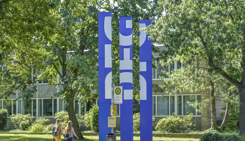 Das Foto zeigt Fahnen vor dem Gebäude der DFG in Bonn