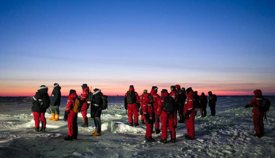 Teilnehmer der Mosaic-Expedition zu Fuß auf dem Eis in der Arktis