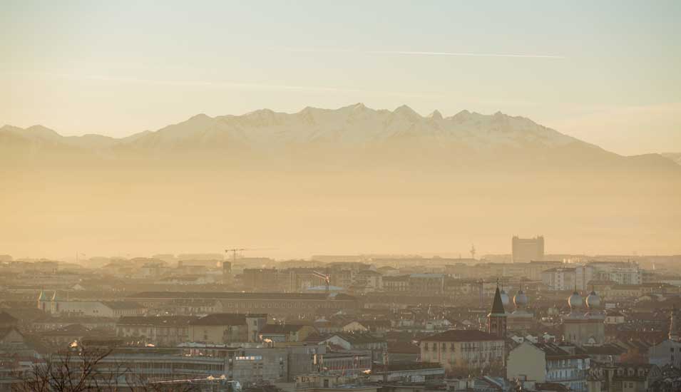 unscharfes Landschaftsbild der Region Turin durch Smog und Luftverschmutzung