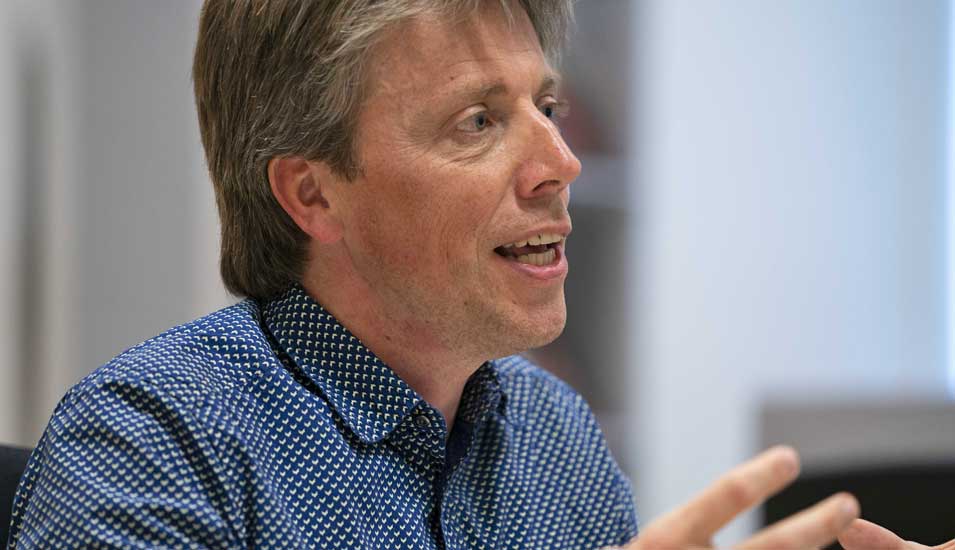 Virologe Berend-Jan Bosch von der Universität Utrecht während einer Online-Pressekonferenz