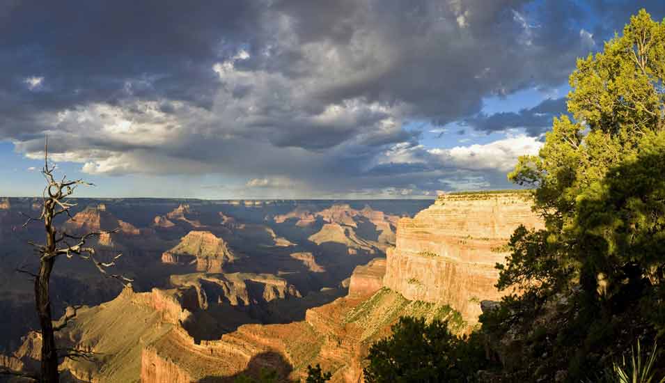 Panoramablick auf den Grand Canyon mit Regenwolken am Himmel